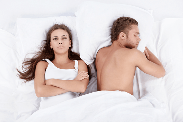 žena u krevetu s muškarcem slabe potencije